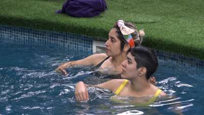 Things are heating up in the Bigg Boss OTT house every day. Hot and bold Neha Bhasin and cute and sizzling, Muskan (Moose) Jattna left the temperatures soaring as they stepped into the pool in bikinis.