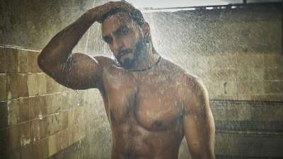 Ranveer Singh got everybody excited when he treated his fans with new pictures of him. The actor flaunted his ripped physique as he posed for the photoshoot.
