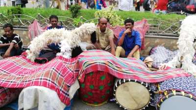 Dhakis are one of the main highlights of Durga Puja in Kolkata. The enthusiastic drum beats not only imbibe the festive spirit but is also a family business and tradition for many. Before the covid 19 pandemic, the Dhakis could easily earn above Rs 20k. But from last year, the rates for Dhakis were badly hit.