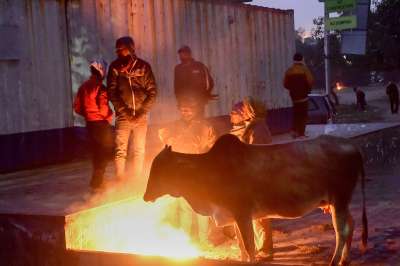 People warm themselves up as winters increase in Delhi