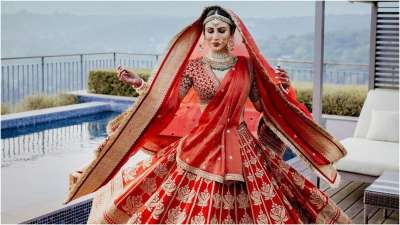 For her Bengali wedding, Mouni wore a stunning emerald and uncut diamond heritage bridal jewellery. She stunned in an elaborate red lehenga set with golden embroidery paired with a red and golden blouse with a deep v-neck