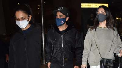 Lovebirds Rakul Preet Singh-Jackky Bhagnani twin in black, Seema Khan at airport