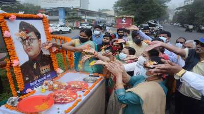 Thane: People pay tribute to Netaji Subhash Chandra Bose on the occasion of his birth anniversary, in Thane, Sunday, Jan 23, 2022.&amp;nbsp;