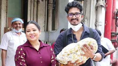 New mom Bharti Singh was discharged from the hospital on Thursday. She has brought her baby boy home with husband Haarsh Limbachiyaa. On their way home, the couple posed for the paparazzi with their baby.&amp;nbsp;