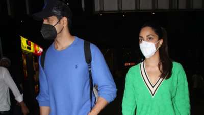Rumoured Bollywood couple Kiara Advani and Sidharth Malhotra were snapped at the Mumbai airport recently. They sported comfort wear during their outing  
