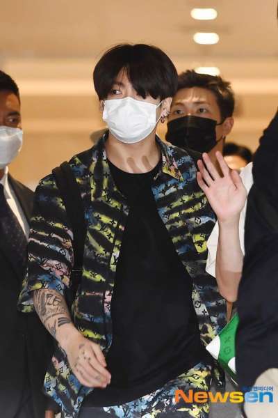 BTS Jungkook's airport looks are to die for. Have a look at the best five