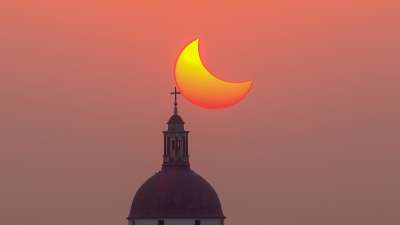 Delhi witnessed this mesmerizing view of the last Solar eclipse of 2022