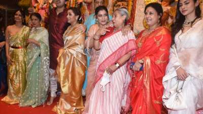 Bollywood veteran actresses Jaya Bachchan, Tanuja were present with Tanisha Mukerji, Kajol, Rani Mukerji, Mouni Roy and others to attend Durga puja in Mumbai. All look beautiful in their traditional outfits.  