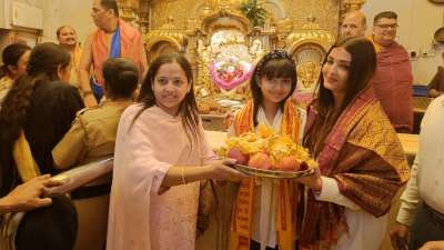  Aishwarya Rai Bachchan and her daughter Aaradhya were spotted at Siddhivinayak temple to seek a blessing on her birthday