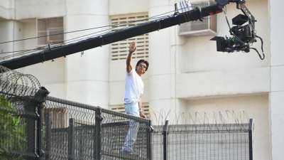 The King Khan of Bollywood was captured waving to his sea&nbsp;of adoring fans as they flocked to see the actor ring in his birthday. The scene appeared to be spectacular.