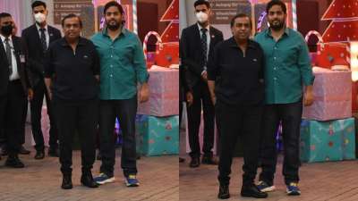 Mukesh Ambani and Akash Ambani attended the event at Jio World Garden in BKC with a very simple look. While Mukesh Ambani wore a safari suit, Akash kept the look simple with a green shirt and denims.