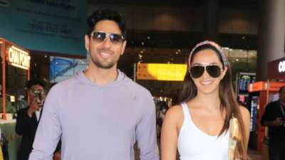On Tuesday, newlyweds Sidharth Malhotra and Kiara Advani were spotted at the Mumbai airport, where they looked absolutely stunning.