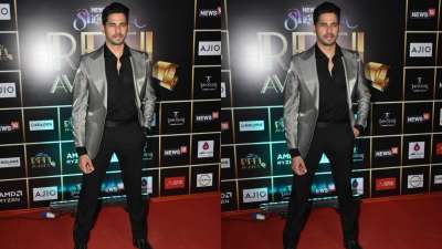 The handsome hunk of Bollywood, Sidharth Malhotra aced the event in a formal outfit. The silver blazer looks ravishing.