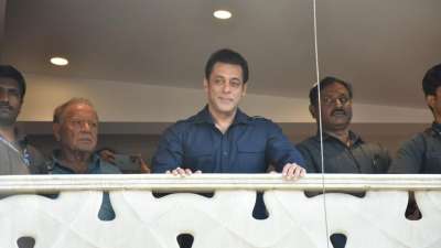 On the occasion of Eid, Bhaijaan came to his balcony to greet his fans, who had gathered outside his Mumbai residence.