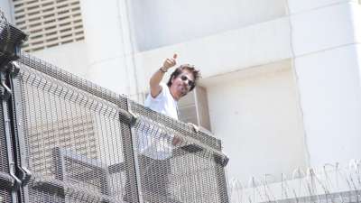 On the festival of Eid-ul-Fitr, Shah Rukh Khan greeted his admirers from his Mannat balcony.