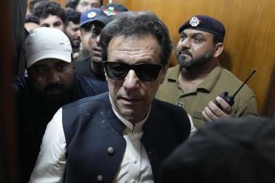 Pakistan: Imran Khan's legal woes continue to mount as Election Commission  issues non-bailable arrest warrant – India TV