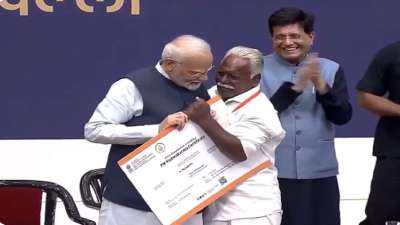 PM Modi receives emotional hug from Tamil Nadu net maker during  'Vishwakarma Yojana' launch