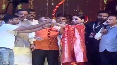 Video of Kangana Ranaut struggling to shoot the arrow at Ravan effigy goes  VIRAL | Entertainment News – India TV