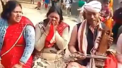 Video: Missing for 20 years, Delhi man returns as 'Monk' to emotional  reunion with mother – India TV
