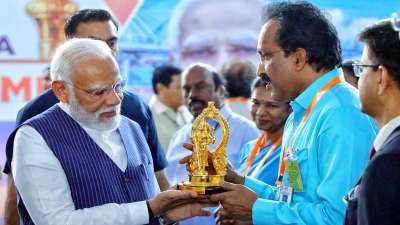Prime Minister Narendra Modi being welcomed by ISRO Chairman S Somanath during a programme in Thoothukudi.