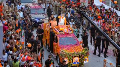 PM Modi offers prayer at Kashi Vishwanath temple in Varanasi after massive  roadshow | WATCH – India TV