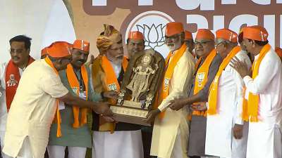 PM Modi being welcomed by party leaders in Gujarat's Banaskantha.