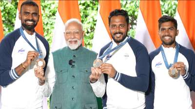 PM Modi meets and felicitates India's Paris Olympics contingent at his  residence on Independence Day – India TV