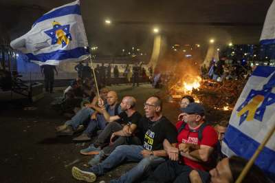 Israel on edge after massive protest breaks out outside Netanyahu's office,  Tel Aviv airport shuts down – India TV