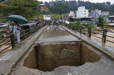 नेपाल में बाढ़ का कहर: कई पुल ढह गए और बाढ़ के पानी में बह गए, भयावह दृश्य सामने आए | देखें – इंडिया टीवी