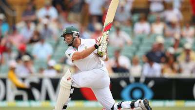 5 - Jacques Kallis: South African cricketer Kallis stands in fifth place. He has hit 97 sixes 
