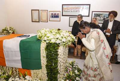 President Droupadi Murmu visited the residence of Dr Manmohan Singh, former Prime Minister of India and paid last respects to him. She said, &quot;Former Prime Minister Dr Manmohan Singh Ji was one of those rare politicians who also straddled the worlds of academia and administration with equal ease. In his various roles in public offices, he made critical contributions to reforming Indian economy. He will always be remembered for his service to the nation, unblemished political life, and utmost humility&quot;.