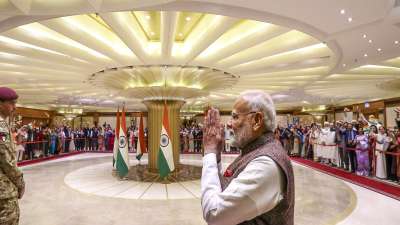 Upon his arrival in Kuwait Prime Minister Modi was welcomes by a huge crowd of people of the Indian community in Kuwait.