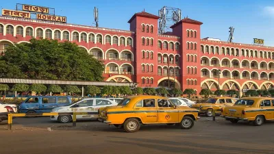 Howrah Junction (West Bengal): With a staggering 23 platforms, Howrah Junction is the largest railway station in India in terms of the number of platforms. It serves as a gateway to Kolkata and sees an enormous daily footfall, connecting major cities across the country.