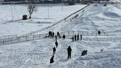 With the beginning of the new year, the cold in Jammu and Kashmir has intensified. The biting cold has made life even more difficult for the people in the valley. In many areas, the temperature has dropped to sub-zero levels. Especially in regions like Srinagar, Shopian, Pahalgam, and Gulmarg, the nighttime temperatures have plummeted significantly. Meanwhile, in colder areas like Leh and Kargil, the situation has become even harsher.