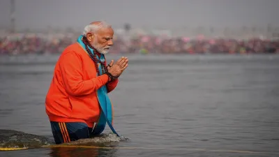 Prime Minister Narendra Modi arrived at Prayaraj Mahakumbh to take a holy dip in Triveni Sangam today (February 5). He sported a saffron jacket and navy blue trousers during the holy snan. 