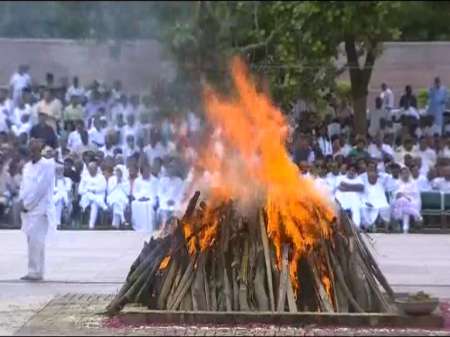 Vajpayee's mortal remains consigned to flames at Smriti