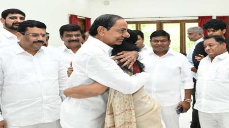 K Kavitha meets KCR, K Kavitha father KCR meeting, K Kavitha meets BRS chief K Chandrasekhar Rao aft