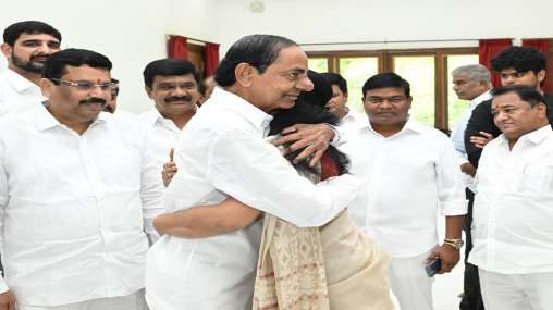 K Kavitha meets KCR, K Kavitha father KCR meeting, K Kavitha meets BRS chief K Chandrasekhar Rao aft