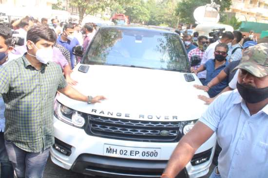India Tv - SRK and Aryan in their car as they reach Mannat