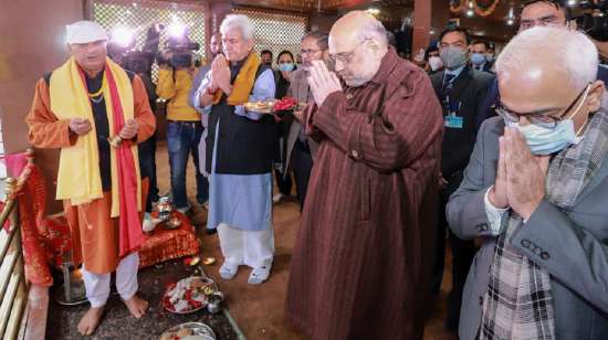 India Tv - Amit Shah offers prayers at temple in Srinagar