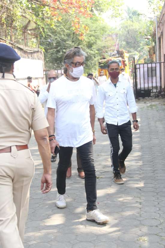 India Tv - Shakti Kapoor at the crematorium