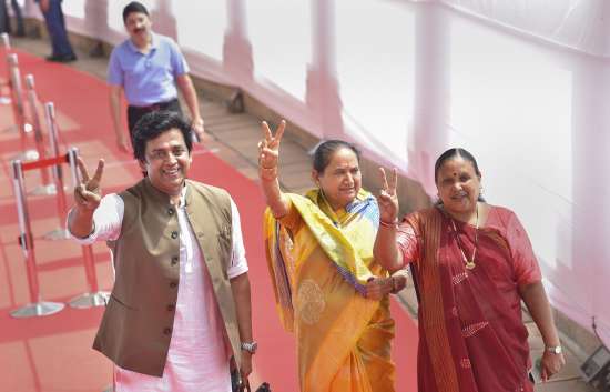 India Tv - New Delhi: BJP MP Ravi Kishan along with other MPs arrives to cast his vote for the election of the Vice President, at Parliament House in New Delhi, Saturday, Aug. 6, 2022. India Tv - vp election