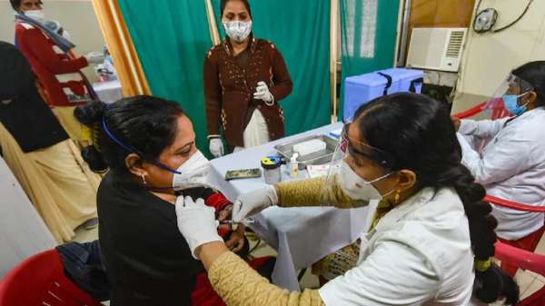 UP Corona Vaccination: 18 साल तथा उससे अधिक उम्र के लोगों को नि:शुल्क टीका लगवाएगी योगी सरकार