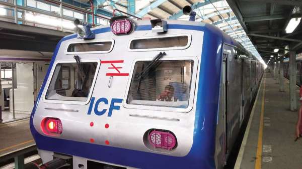 boy collides with local train at plateform in mumbai horrific video goes viral । प्लेटफार्म के किनारे धो रहा था हाथ, तभी तेज रफ्तार ट्रेन आई और उड़ा ले गई