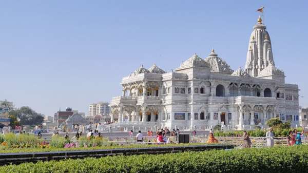 वृंदावन में प्रेम मंदिर से कितनी दूर पर पार्किंग, इन पॉपुलर जगहों के पास भी मौजूद है Parking Facility