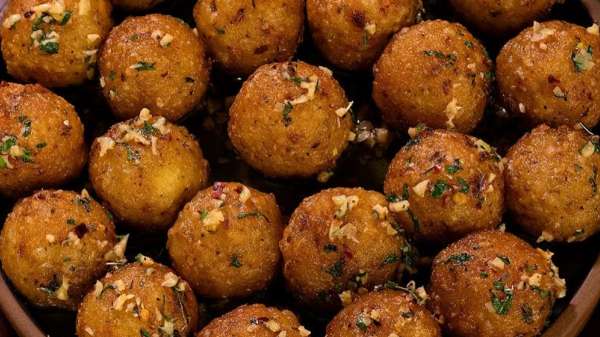 आलू से बनाएं ये कुरकुरी और चटपटी डिश, जरूर ट्राई करें पोटैटो गार्लिक बॉल्स की रेसिपी