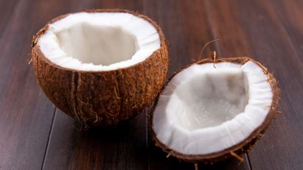 बड़ी मशक्कत के बाद कट पाता है नारियल, तो अपनाएं स्मार्ट तरीका, आसानी से टूट जाएगा कोकोनट