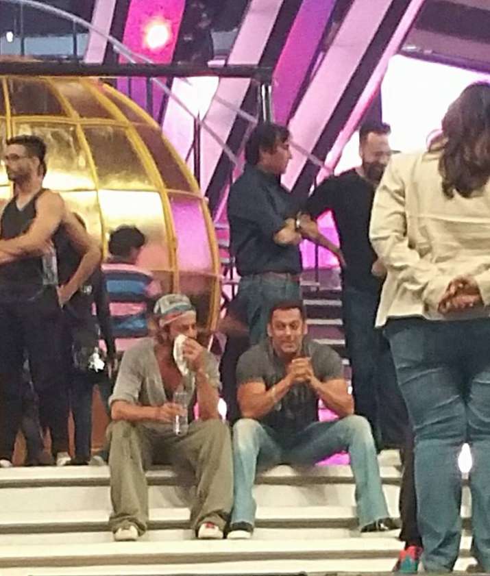 India Tv - Salman and SRK rehearsing for an award show 