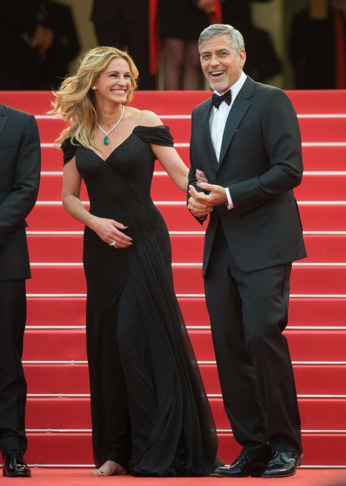 Julia Roberts defies Cannes’ strict rules with smile, walks barefoot on ...