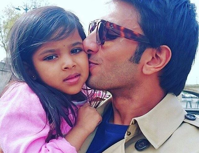 India Tv - Ranveer Singh with little fan